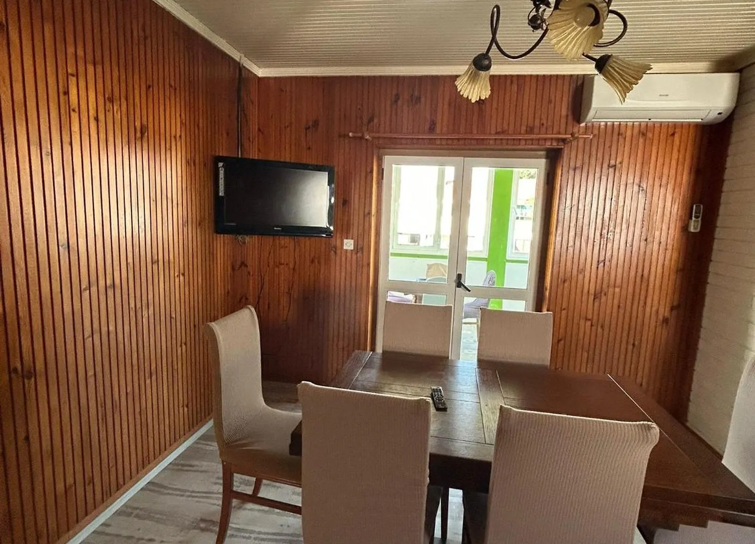 ビビニェBugarija Houseアパートメント ビビニェ